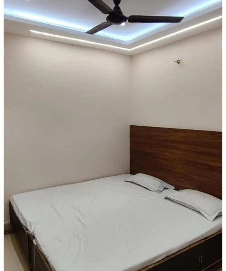 Hotel S-W-A-S-T-I-K Near Kashi Vishwanath Temple - Offers Budget Rooms With Wi-Fi Facility Room Service !Free Parking!Prime Location - Best Selling In 瓦拉纳西