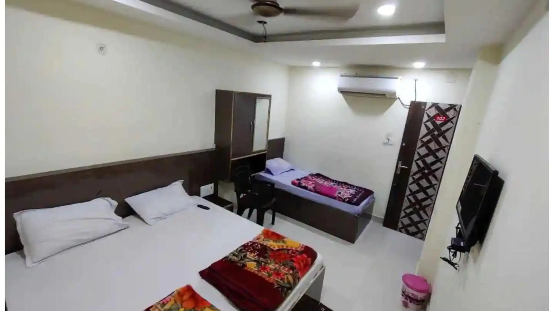 Hotel S-W-A-S-T-I-K Near Kashi Vishwanath Temple - Offers Budget Rooms With Wi-Fi Facility Room Service !Free Parking!Prime Location - Best Selling In 瓦拉纳西 印度