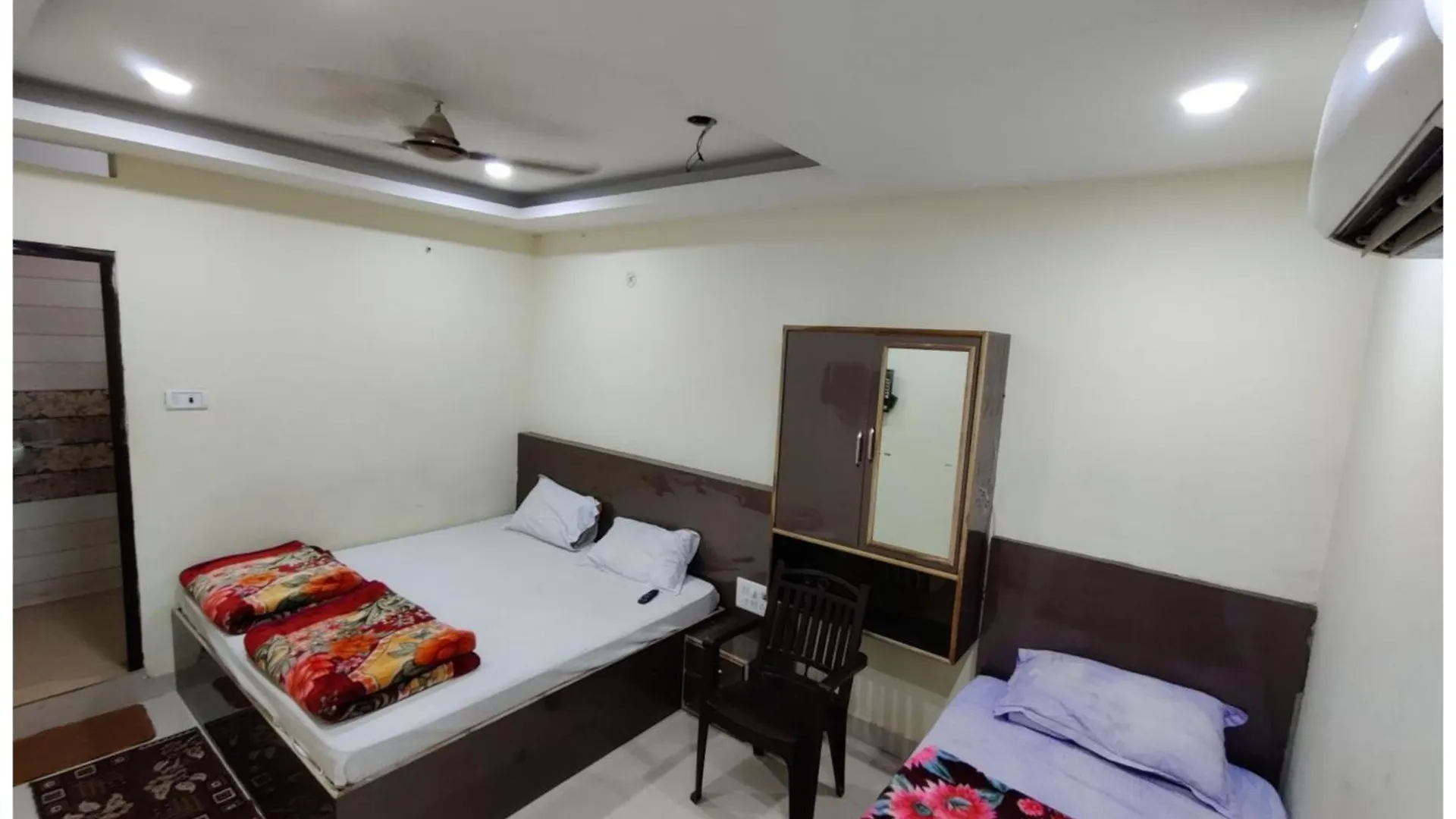 Hotel S-W-A-S-T-I-K Near Kashi Vishwanath Temple - Offers Budget Rooms With Wi-Fi Facility Room Service !Free Parking!Prime Location - Best Selling In Varanasi联系方式