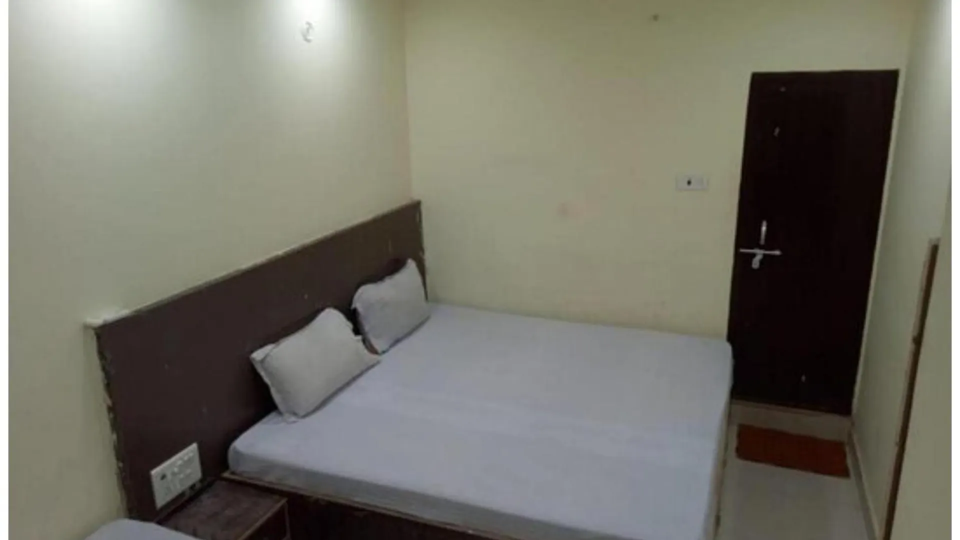 Hotel S-W-A-S-T-I-K Near Kashi Vishwanath Temple - Offers Budget Rooms With Wi-Fi Facility Room Service !Free Parking!Prime Location - Best Selling In 瓦拉纳西 2*,