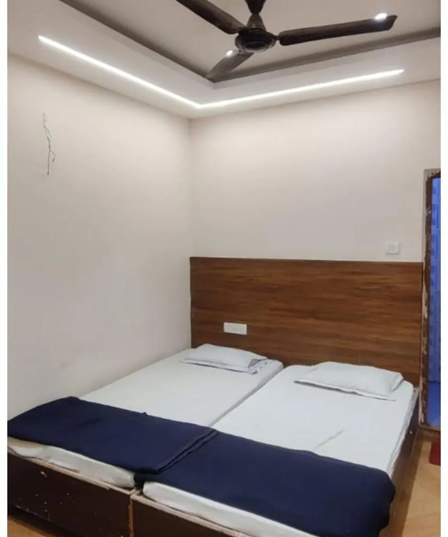 Hotel S-W-A-S-T-I-K Near Kashi Vishwanath Temple - Offers Budget Rooms With Wi-Fi Facility Room Service !Free Parking!Prime Location - Best Selling In 瓦拉纳西