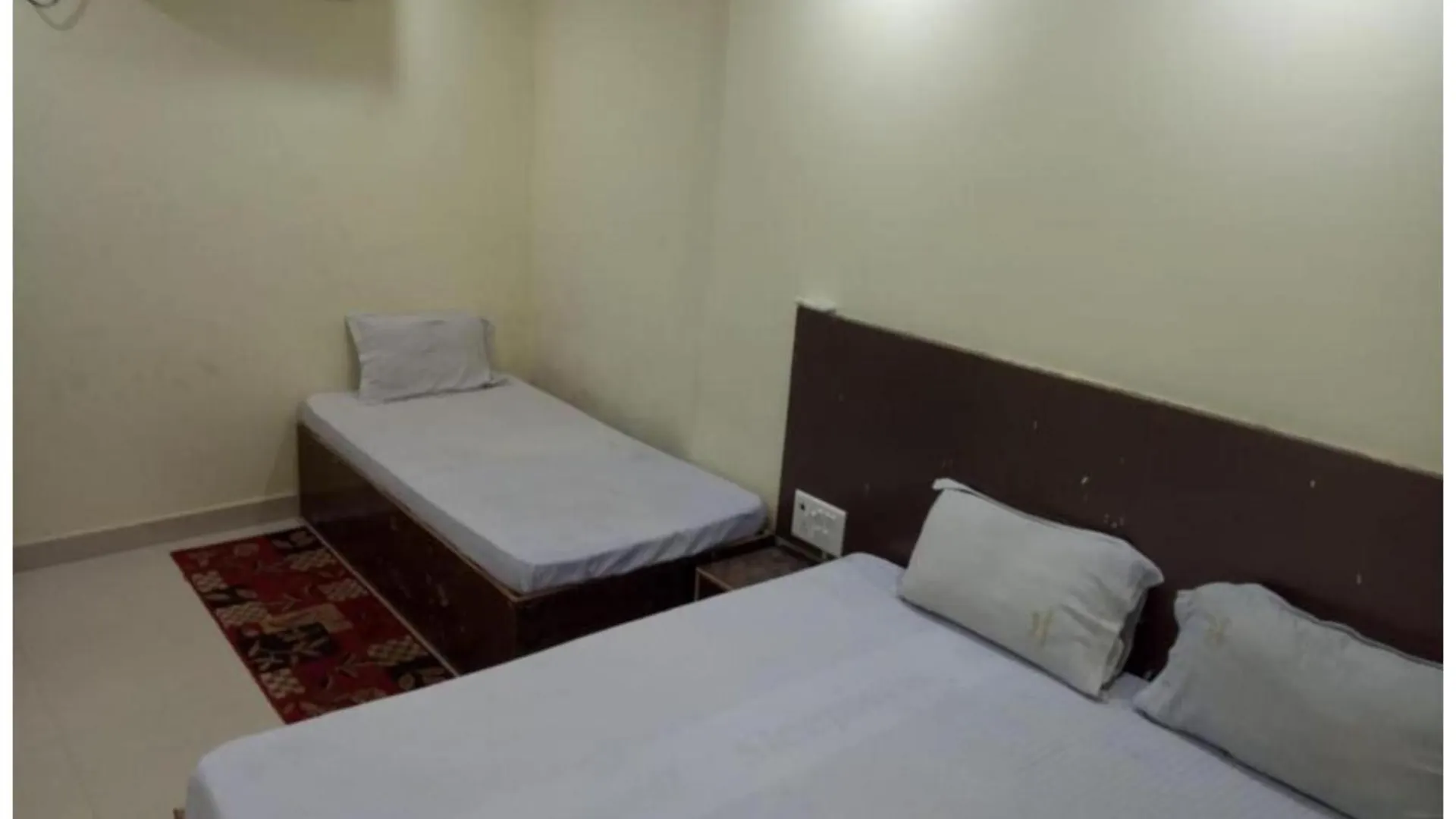 Hotel S-W-A-S-T-I-K Near Kashi Vishwanath Temple - Offers Budget Rooms With Wi-Fi Facility Room Service !Free Parking!Prime Location - Best Selling In 瓦拉纳西 2*,  印度
