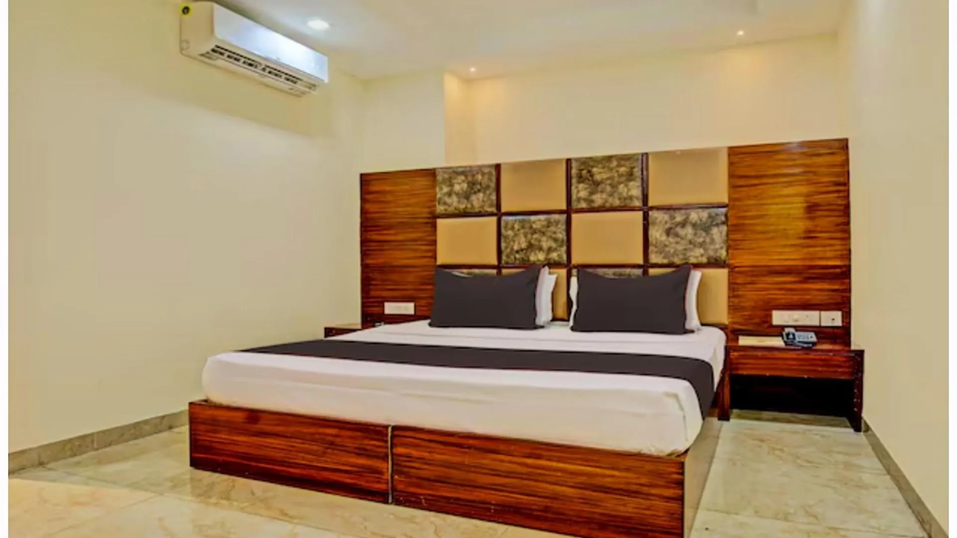 Hotel Deena Palace Near Kashi Vishwanath Temple - Fully Air Hotel location