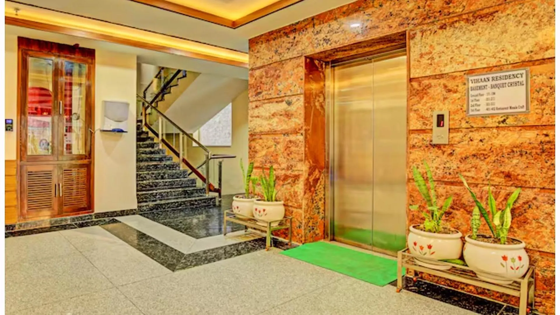 Hotel Deena Palace Near Kashi Vishwanath Temple - Fully Air Hotel Varanasi