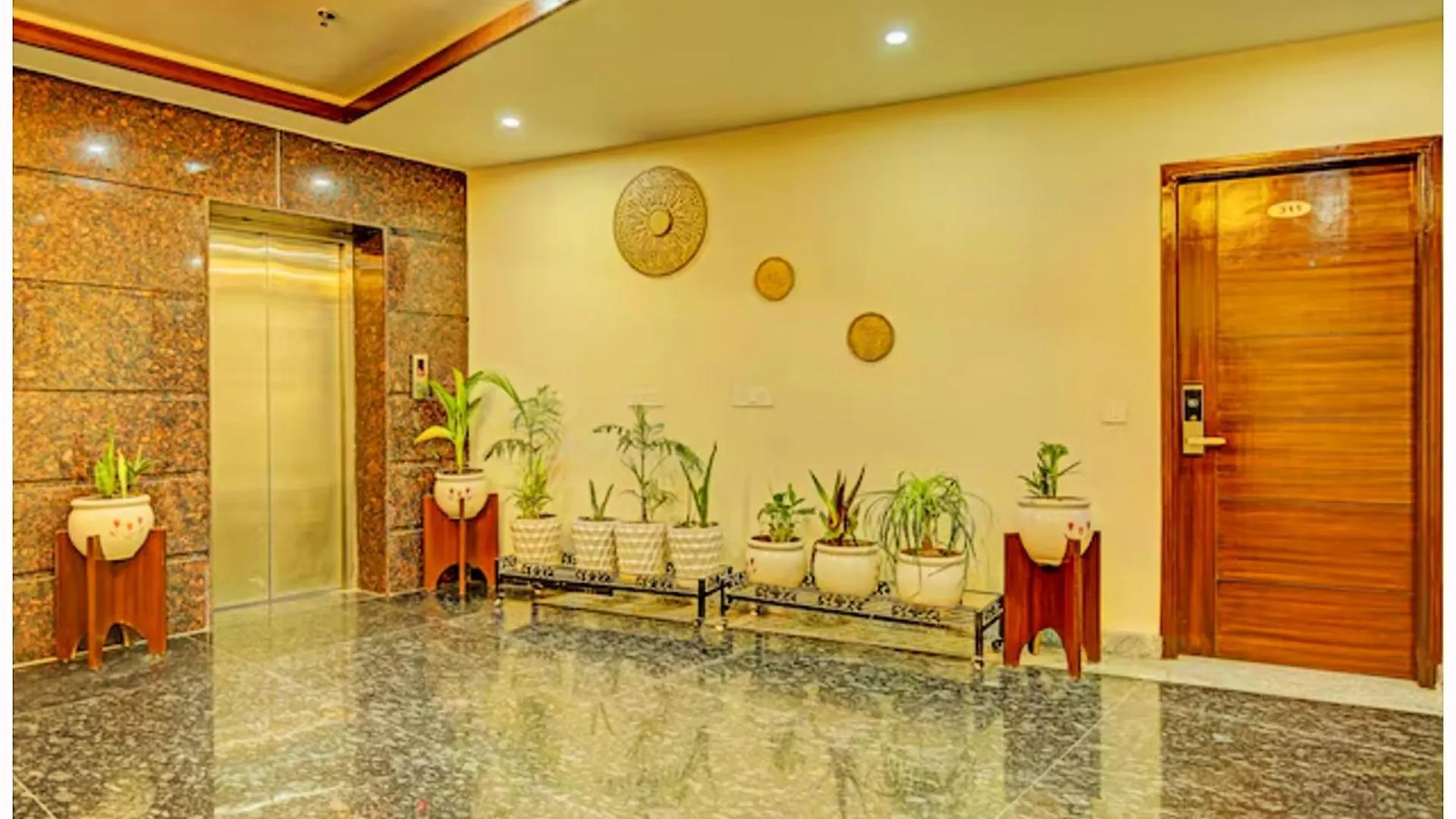 Hotel Deena Palace Near Kashi Vishwanath Temple - Fully Air Hotel Varanasi